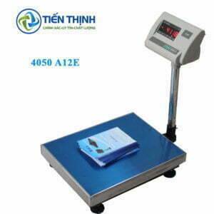 Cân điện tử bàn vuông màu xanh dương, có màn hình hiển thị số rõ ràng.