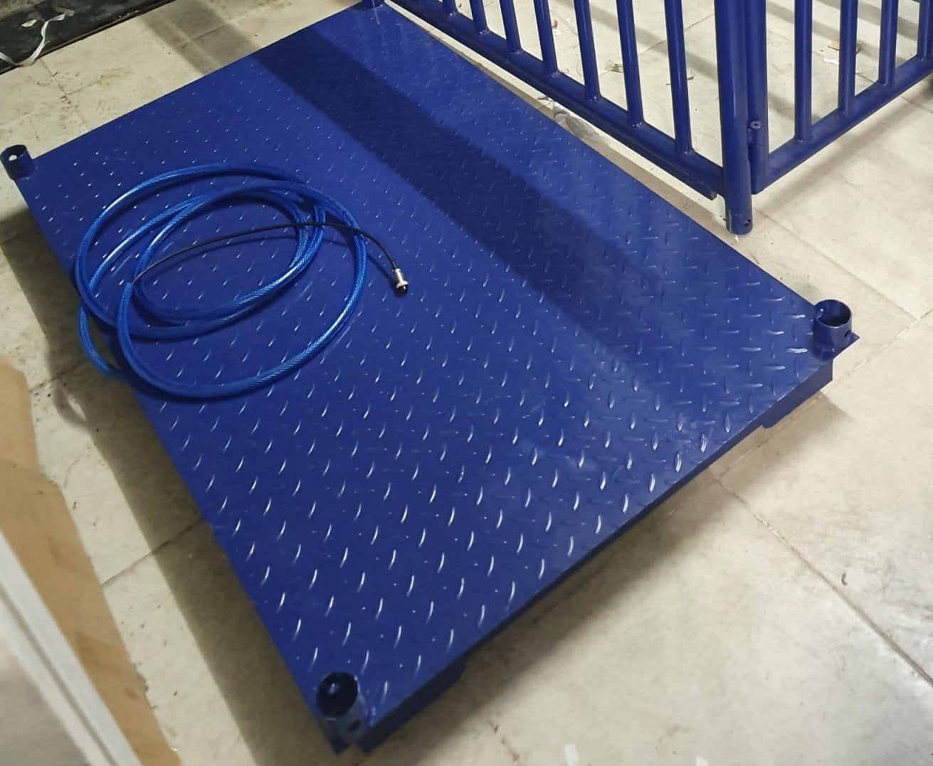 Cân điện tử công nghiệp màu xanh dương, bề mặt sần, có ống dẫn khí.