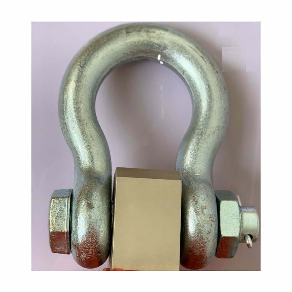 Móc chữ U kim loại sáng bóng, được sử dụng trong công nghiệp.