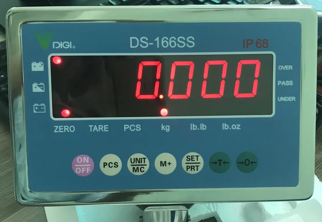 Cận cảnh màn hình cân điện tử hiển thị số 0.000 màu đỏ.