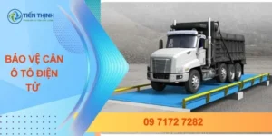 Xe tải trắng đang cân trên cân điện tử công nghiệp.