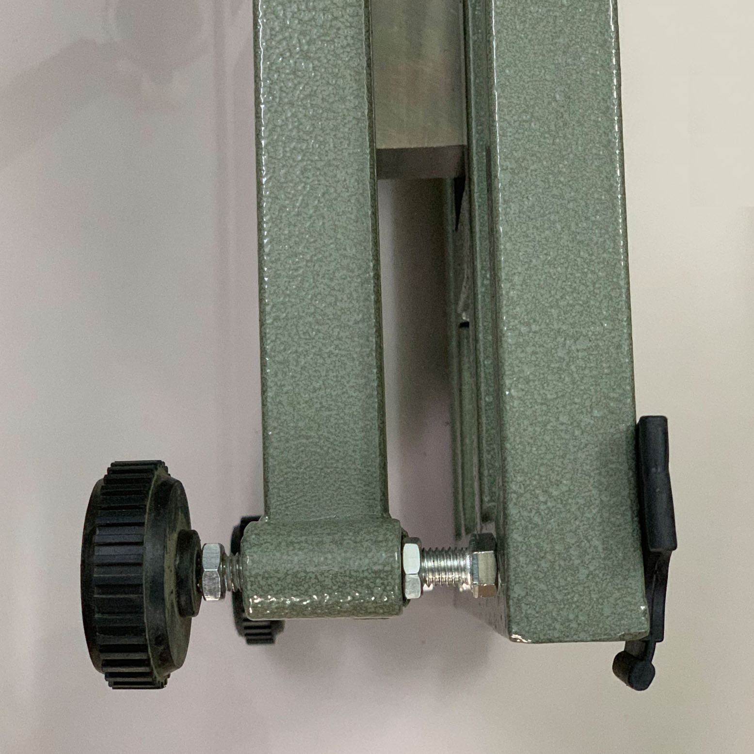 Chi tiết máy móc công nghiệp với bánh răng và khung kim loại màu xanh.