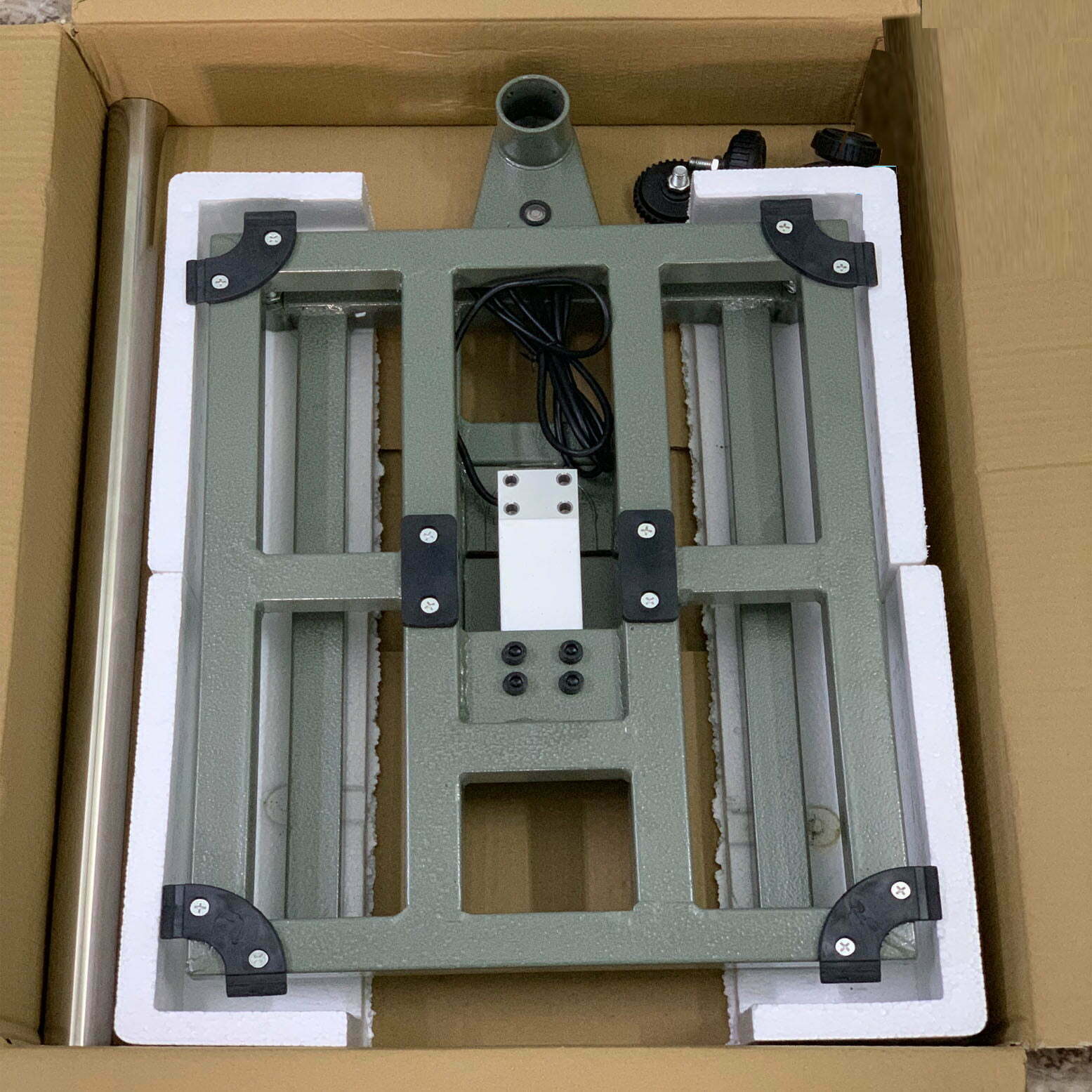 Đế đèn năng lượng mặt trời hình chữ nhật, màu xanh rêu, trong thùng carton.