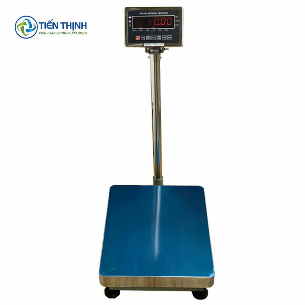 Cân điện tử cột vuông màu xanh dương, hiển thị số đỏ trên nền đen.