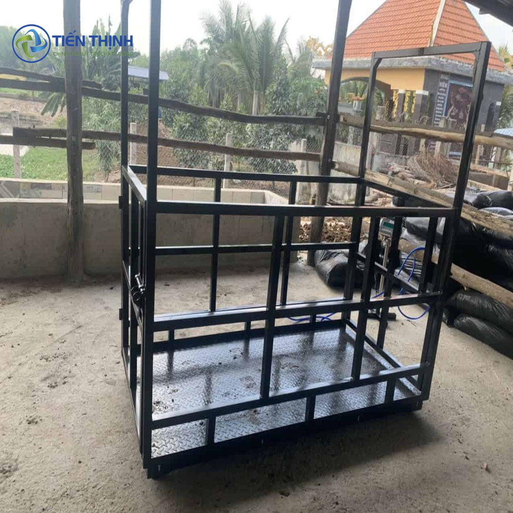 Lồng sắt vuông vức, dùng để chứa vật nuôi hoặc hàng hóa.