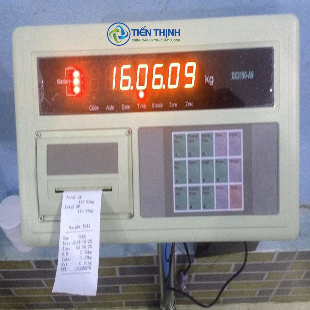 Cận cảnh màn hình cân điện tử hiển thị trọng lượng 16.0609 kg.