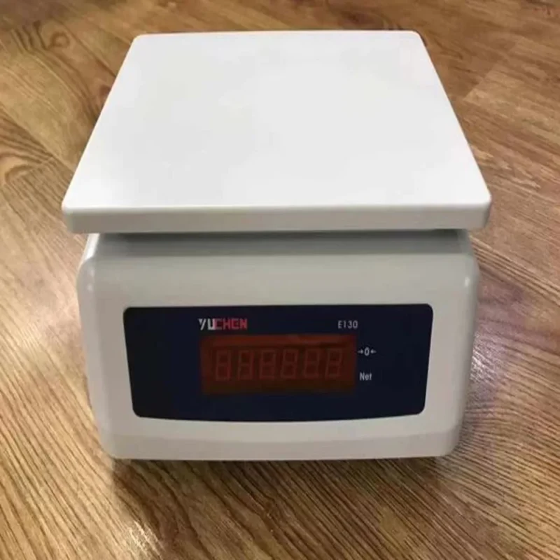 Cân điện tử màu trắng với màn hình hiển thị số màu đỏ nổi bật.