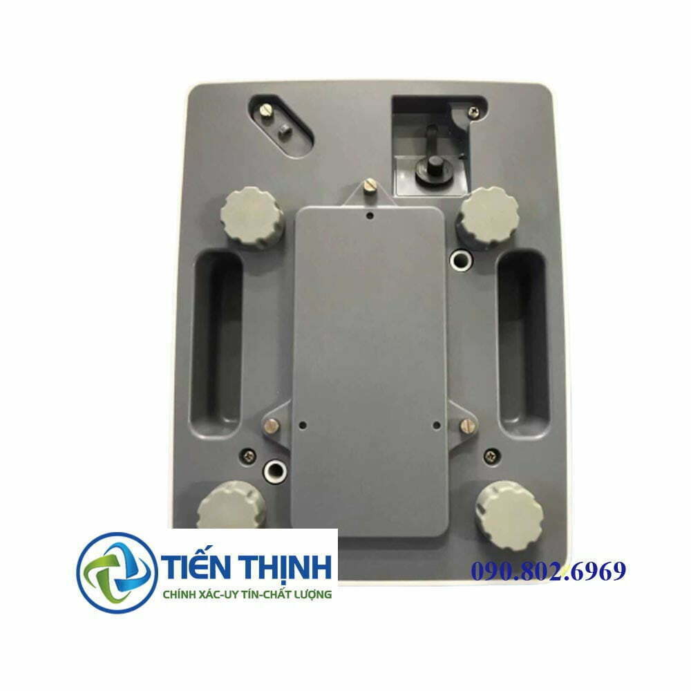 Mặt đáy của thiết bị định vị RTK, màu xám, có các ốc và chân đế.