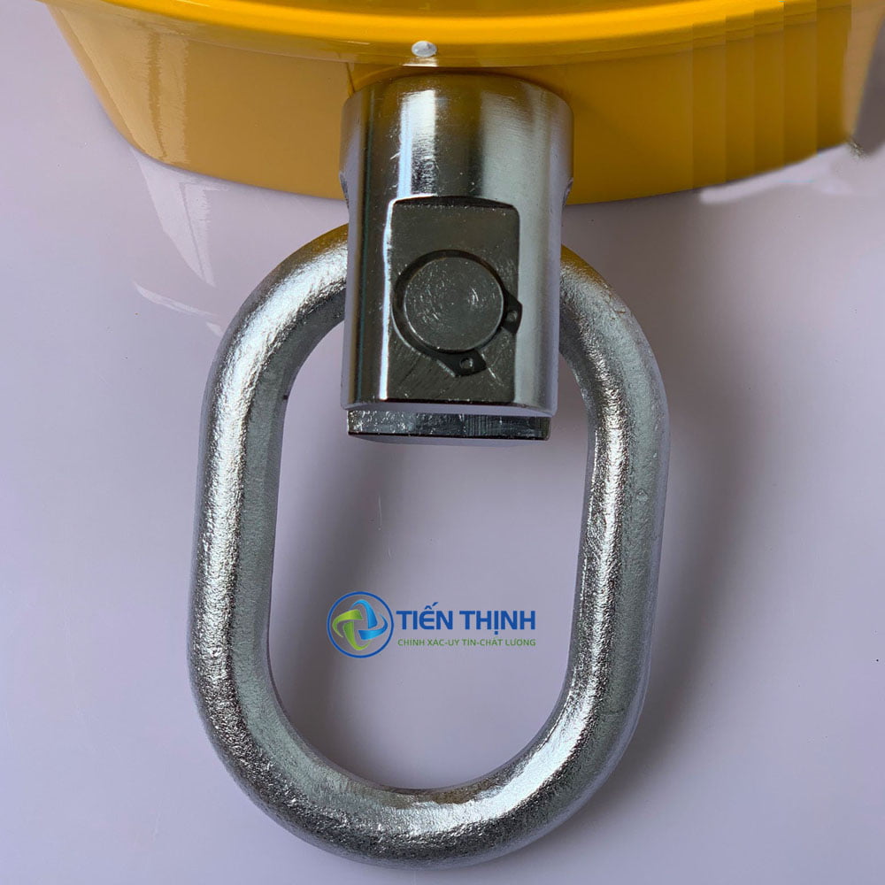 Móc cẩu kim loại màu vàng và bạc, chi tiết sắc nét.