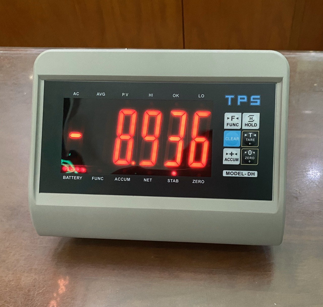 Đồng hồ đo điện tử TPS hiển thị số 8936 trên nền đen.