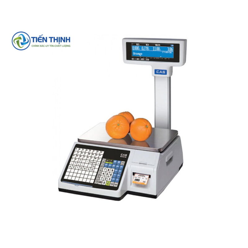Cân điện tử CAS có màn hình hiển thị và bàn phím số, đang cân cam.