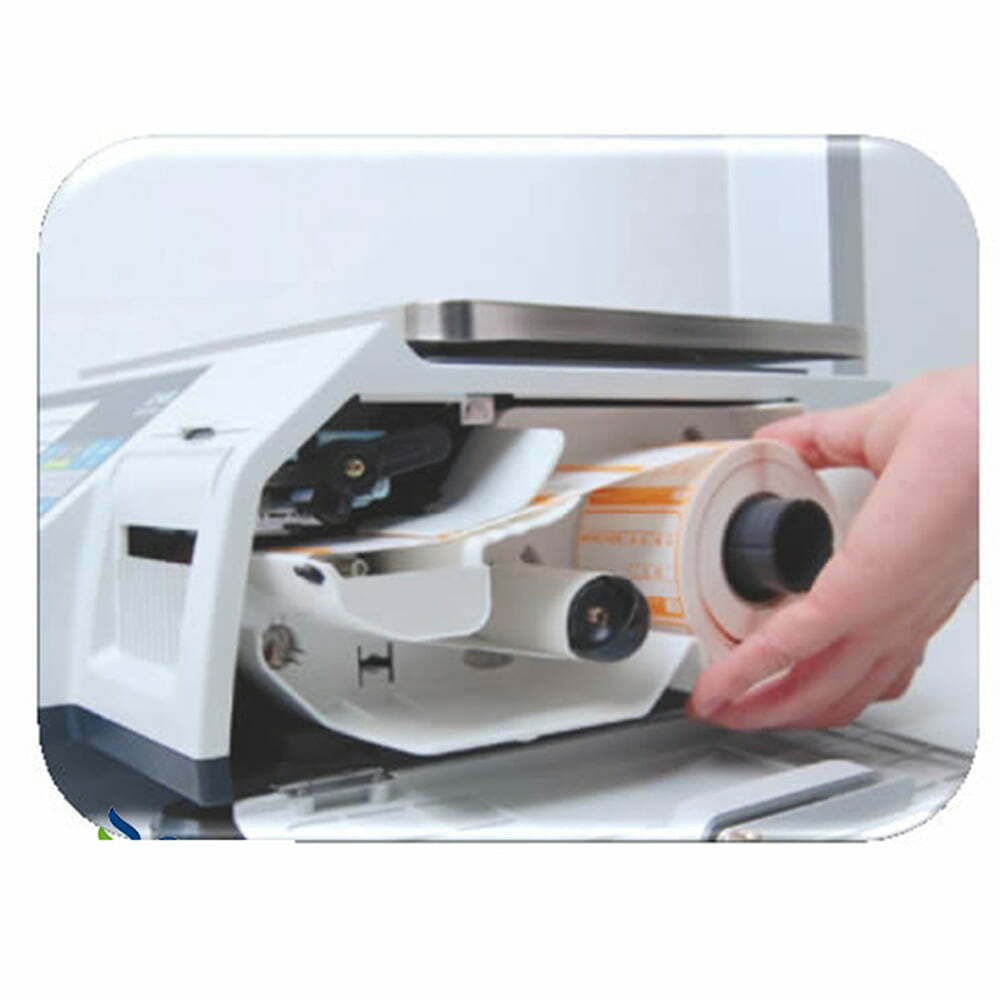 Máy in tem nhãn đang được lắp cuộn giấy nhãn mới.