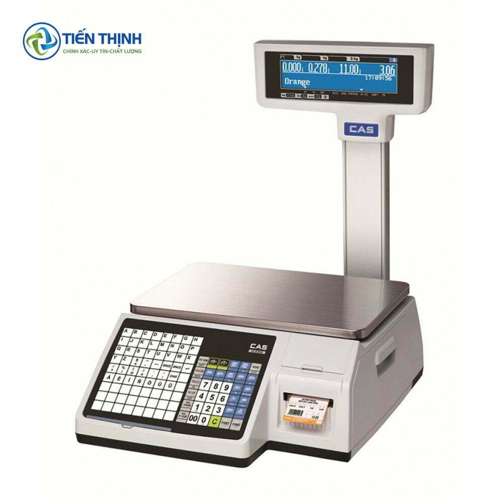Cân điện tử CAS có bàn phím, màn hình hiển thị số và in hóa đơn.