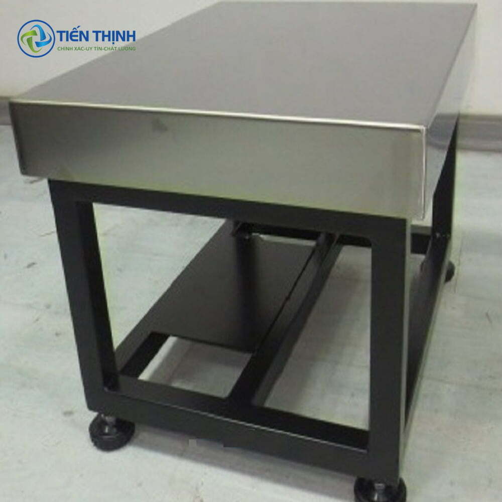 Bàn inox công nghiệp vuông vức, chịu lực, thiết kế đơn giản.
