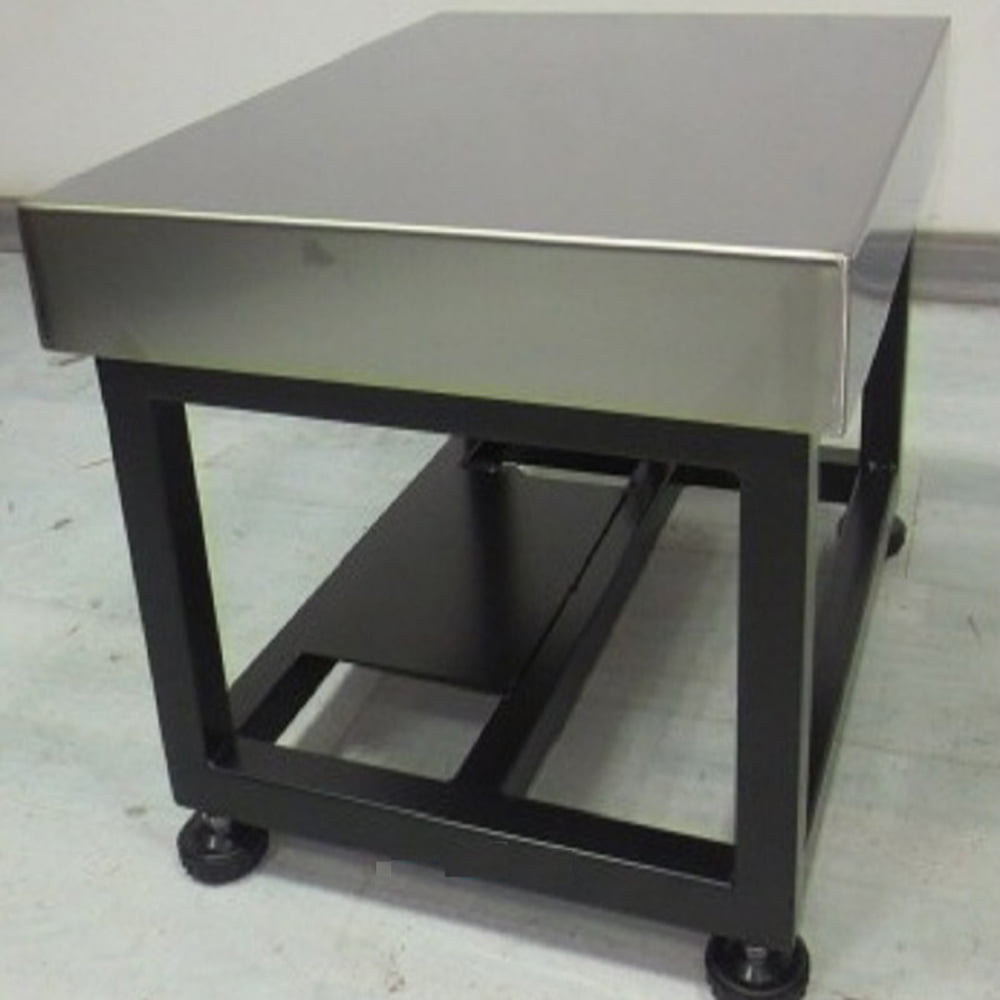 Bàn inox công nghiệp với chân đen, có bánh xe di chuyển.