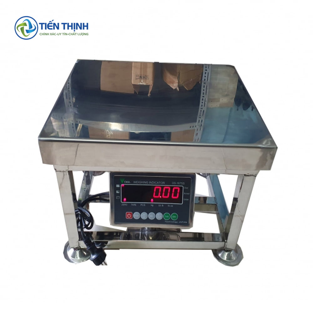 Cân điện tử inox vuông vức, có bánh xe, hiển thị số đỏ rõ ràng.