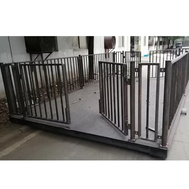 Sân khấu nhỏ ngoài trời với hàng rào kim loại màu xám.