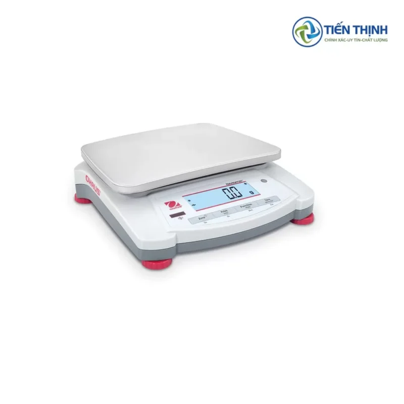 Cân điện tử trắng xám, màn hình số hiển thị 0.00, thương hiệu Ohaus.