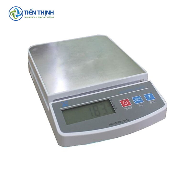 Cân điện tử mặt inox trắng, màn hình LCD hiển thị số rõ ràng.