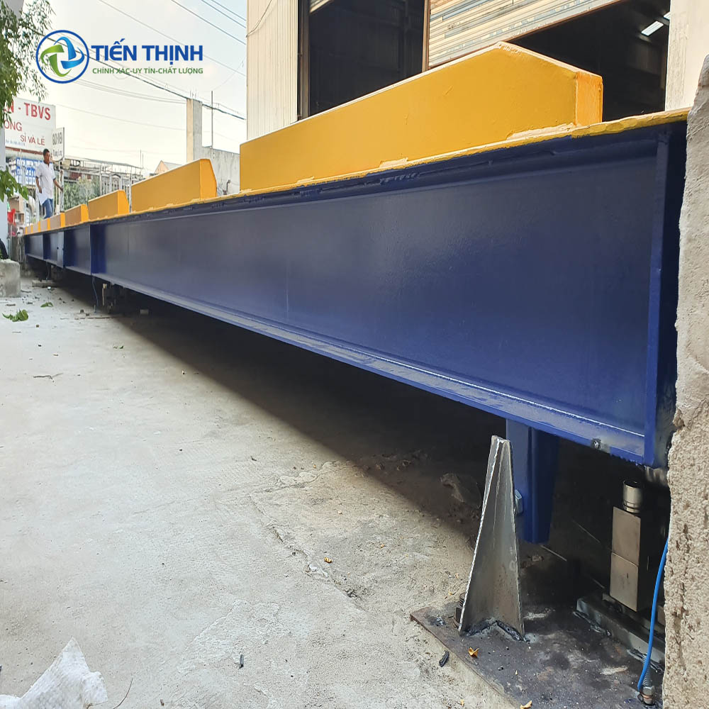 Dầm thép sơn màu vàng và xanh dương, đang trong quá trình thi công.