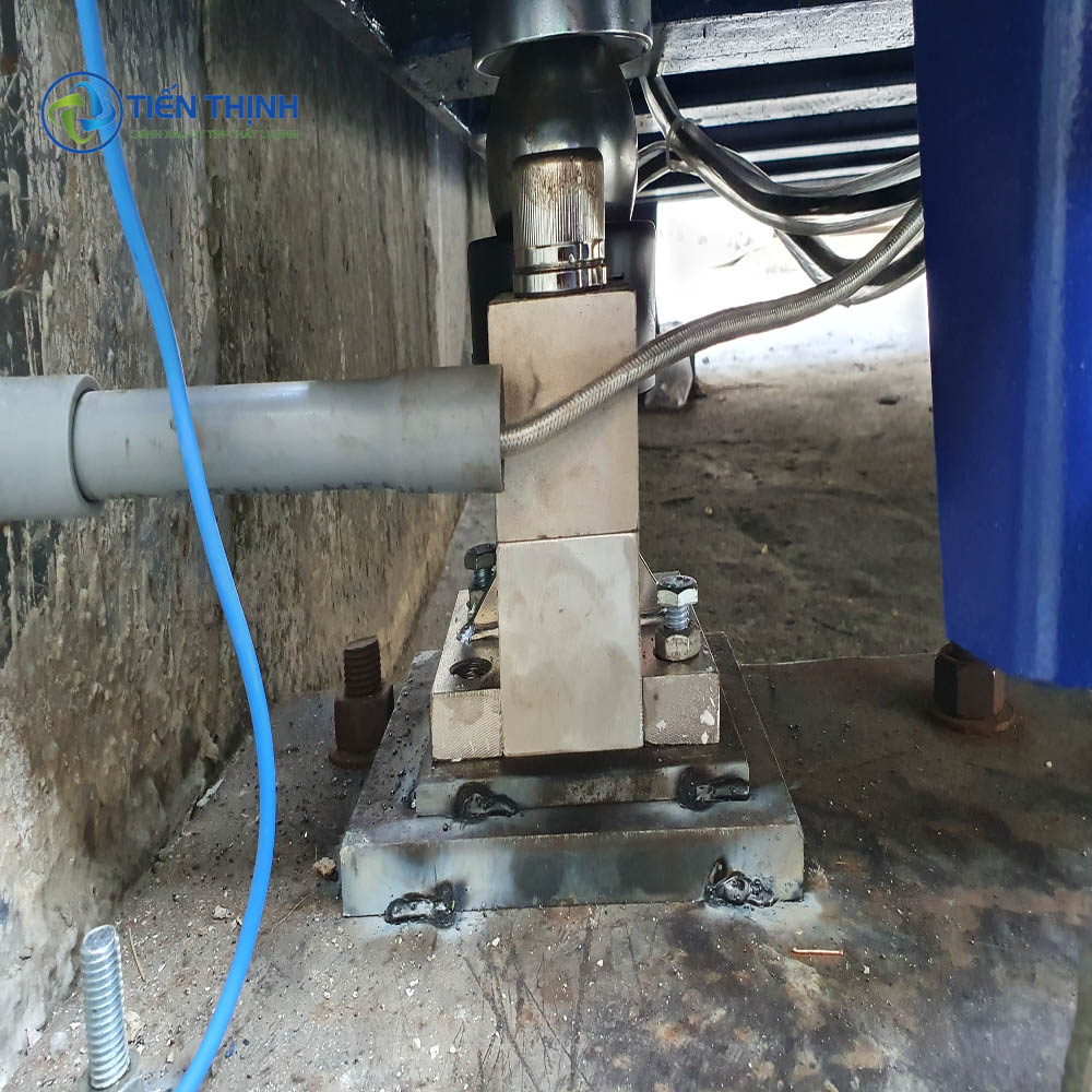 Chi tiết máy móc công nghiệp với các ống dẫn và kết cấu kim loại.