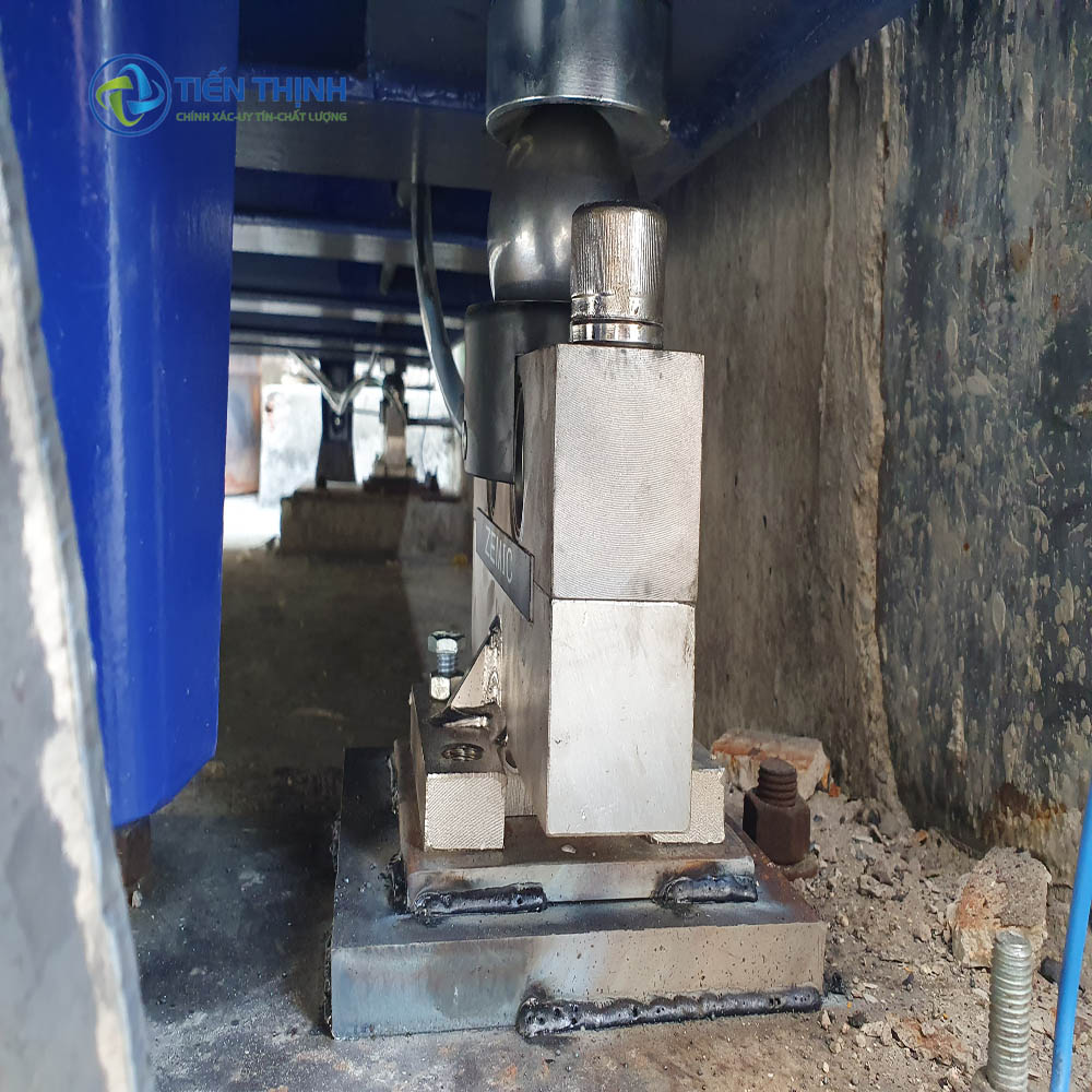 Cận cảnh máy kích thủy lực đang hoạt động trong công trình xây dựng.