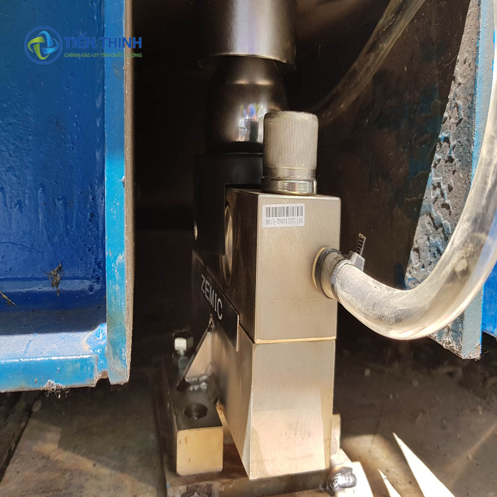 Bộ phận thủy lực ZEMIC gắn trên khung máy màu xanh lam.