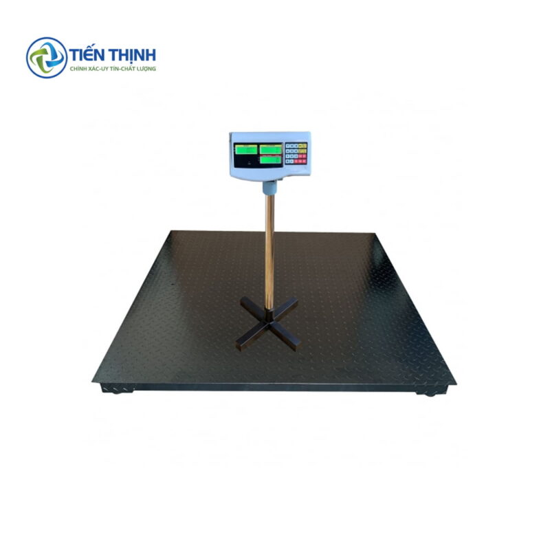 Cân điện tử sàn lớn màu đen, dùng trong công nghiệp và kho hàng.
