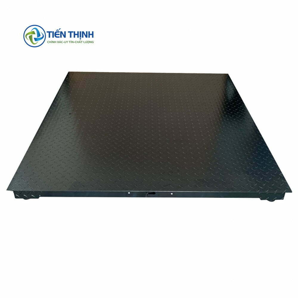 Tấm sàn thép chống trượt màu đen, góc cạnh vuông vắn, chắc chắn.