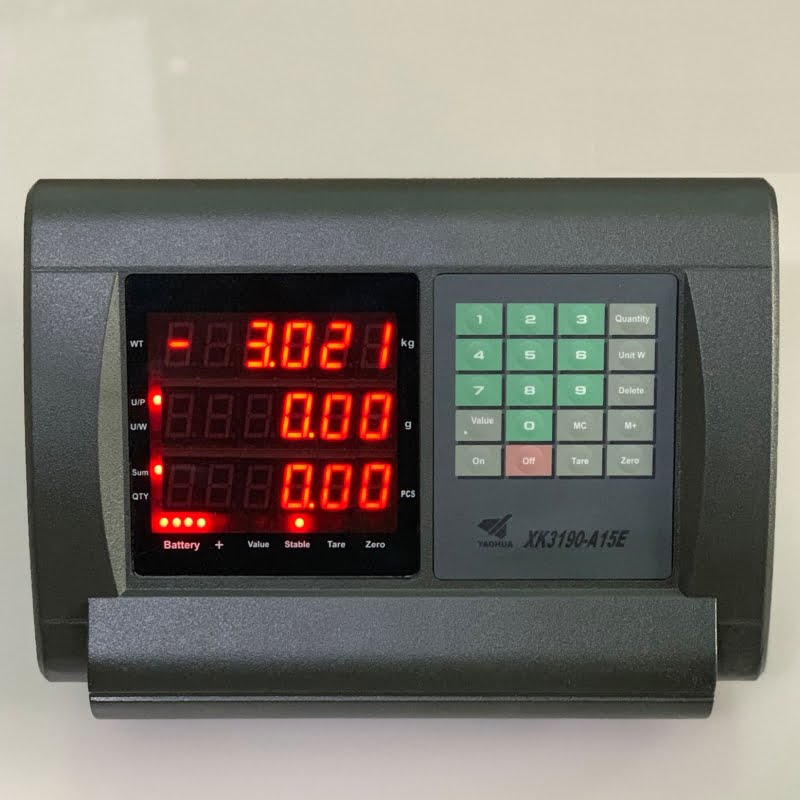 Cân điện tử kỹ thuật số với màn hình LED đỏ, bàn phím số và các chức năng.