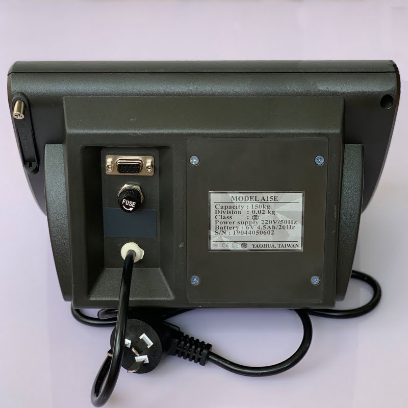 Mặt sau thiết bị điện tử màu đen với nhiều cổng kết nối.