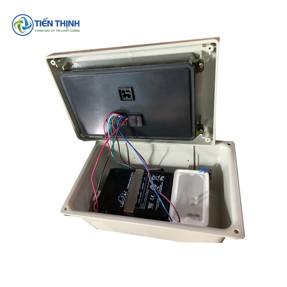 Hộp điện nhựa mở nắp, bên trong có bảng mạch và dây điện.