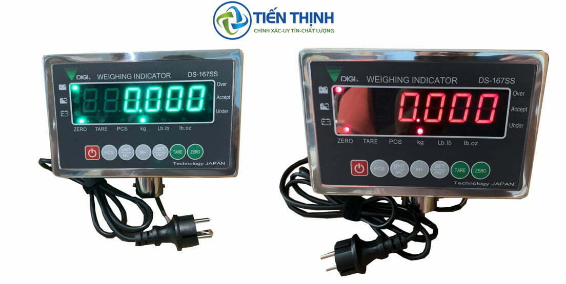 Hai màn hình cân điện tử màu đen, hiển thị số đỏ, có dây điện.