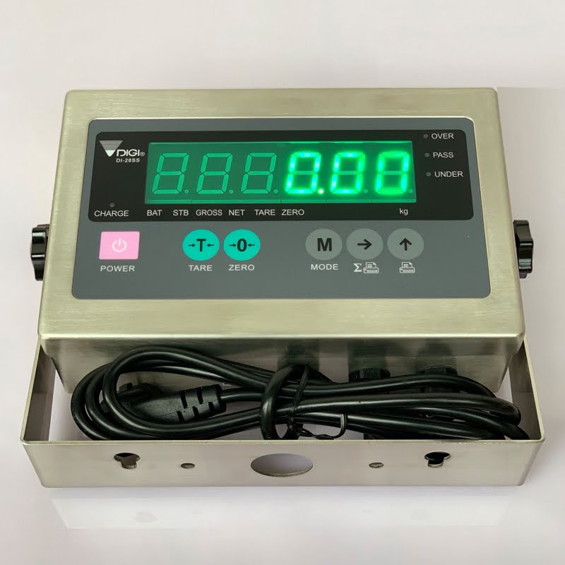 Màn hình cân điện tử kỹ thuật số màu xanh lá cây trên nền kim loại sáng bóng.