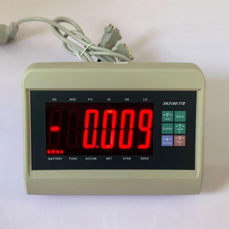 Màn hình cân điện tử kỹ thuật số hiển thị số màu đỏ nổi bật.