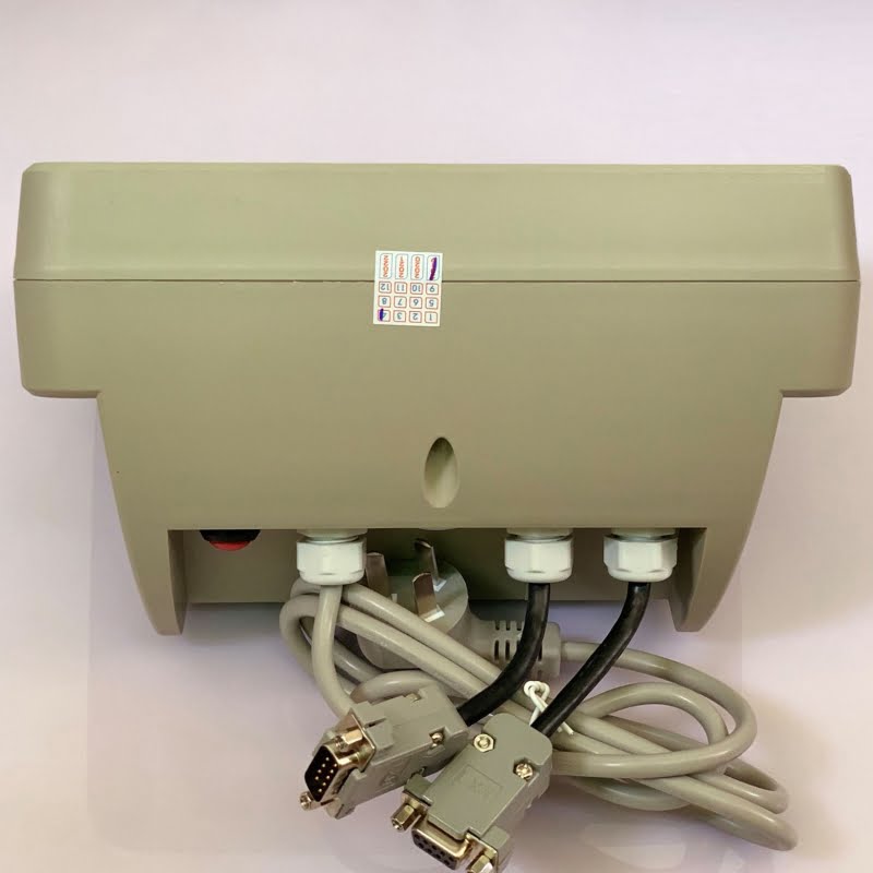 Mặt sau của thiết bị điện tử màu xám, có nhiều cổng kết nối.