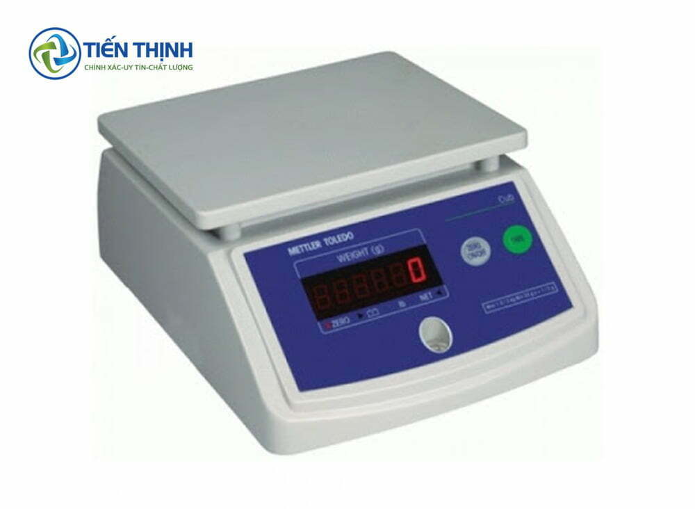 Cân điện tử Mettler Toledo màu xám trắng, màn hình số đỏ rõ ràng.