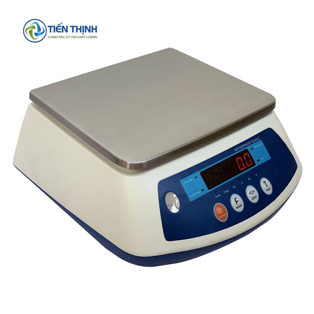 Cân điện tử mặt inox trắng, màn hình hiển thị số màu đỏ nổi bật.