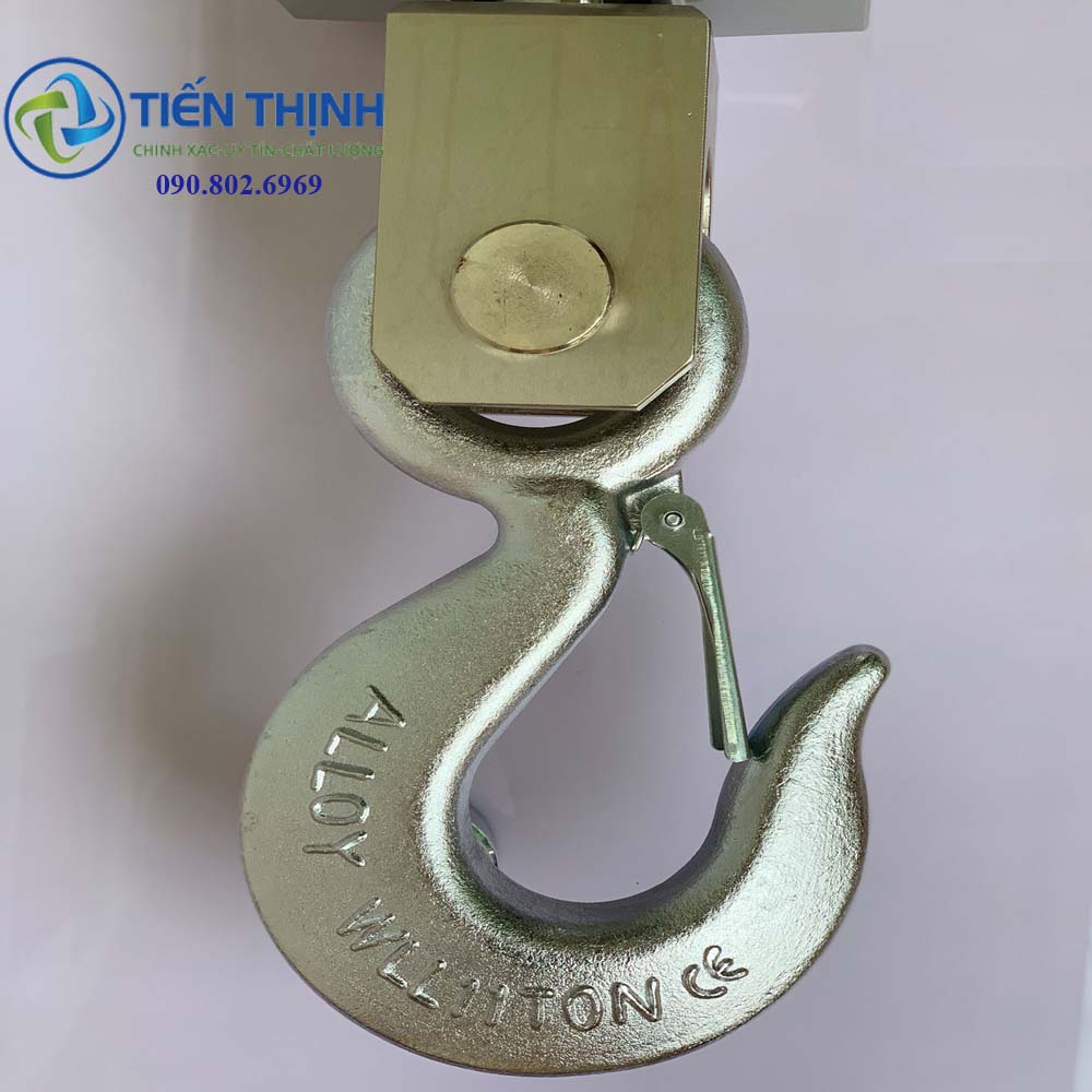 Móc treo kim loại sáng bóng, có bản khắc chữ và ký hiệu.