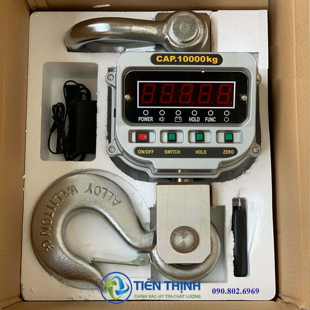 Cân treo điện tử với móc treo kim loại và màn hình hiển thị số.