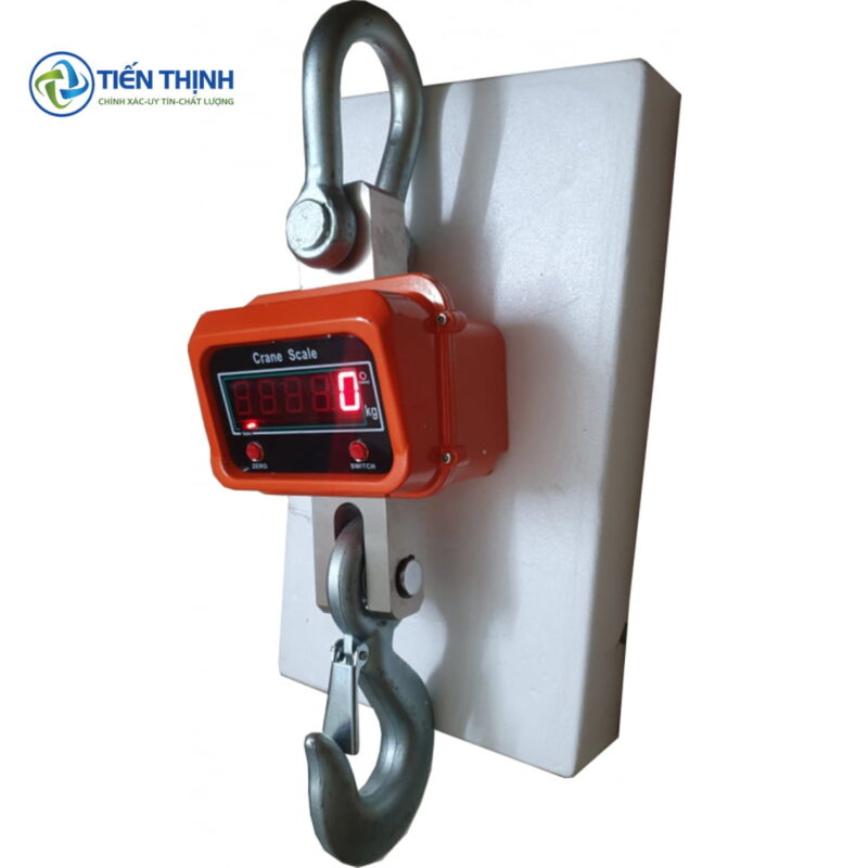 Cân treo điện tử màu cam với móc treo và màn hình hiển thị số.