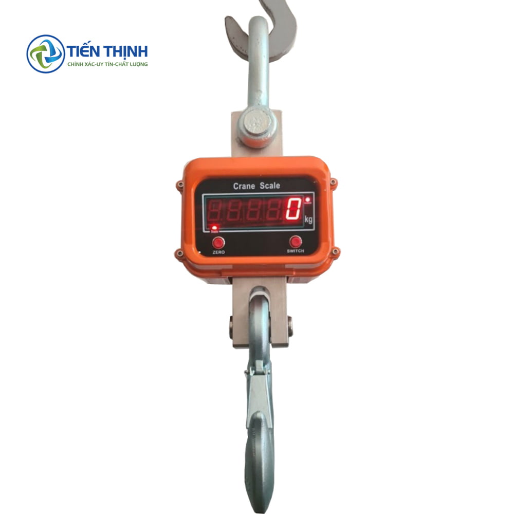 Cân treo điện tử màu cam, hiển thị số với móc treo kim loại.