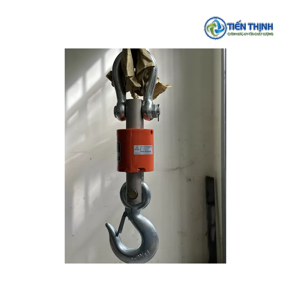 Móc cẩu công nghiệp màu xám và đỏ, dùng trong nâng hạ hàng hóa.