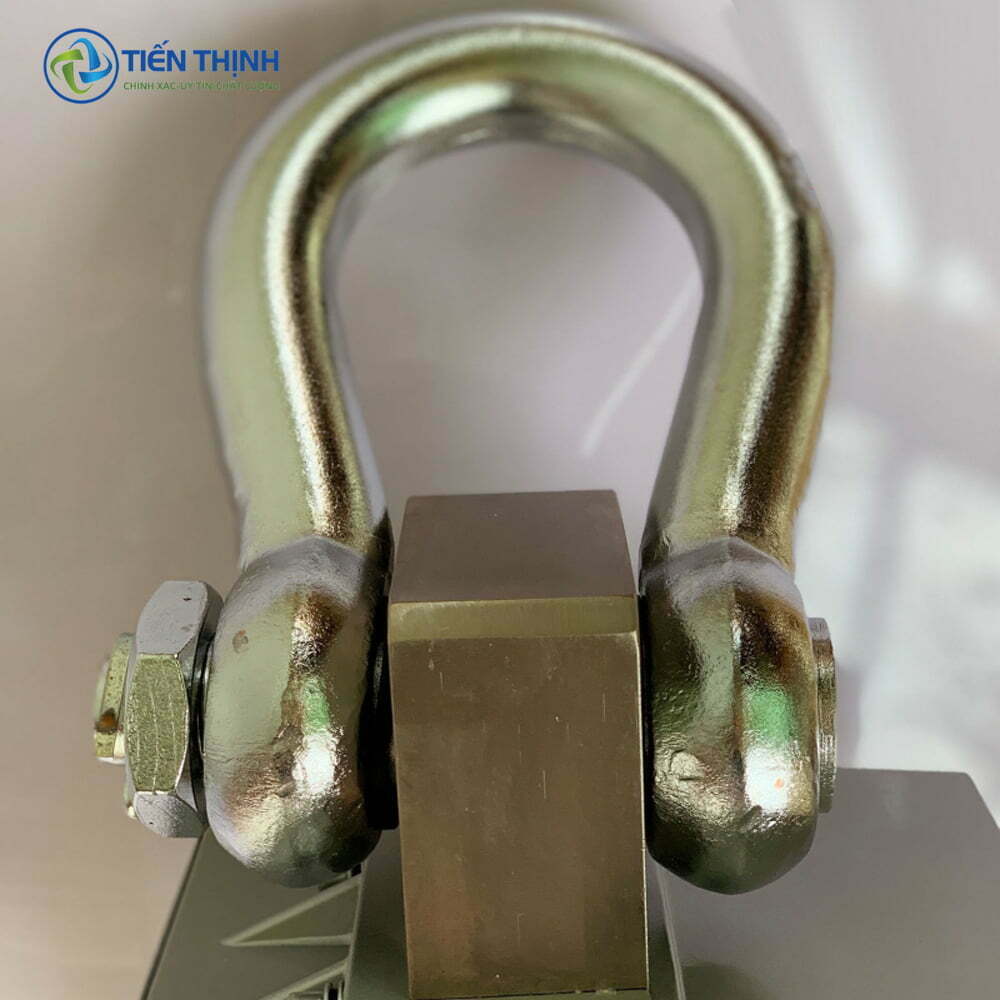 Móc treo kim loại sáng bóng, chắc chắn dùng trong công nghiệp.