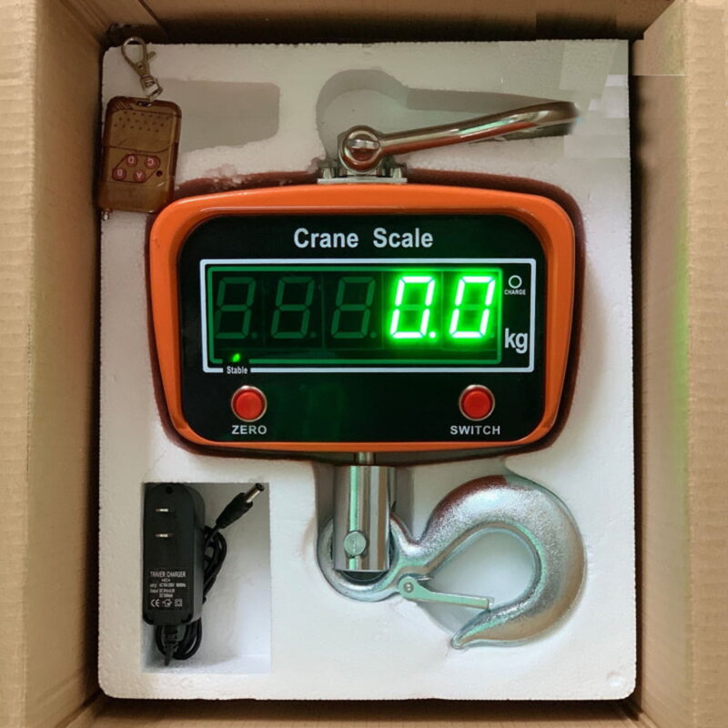 Cân móc cẩu điện tử với màn hình hiển thị số màu xanh lá cây.