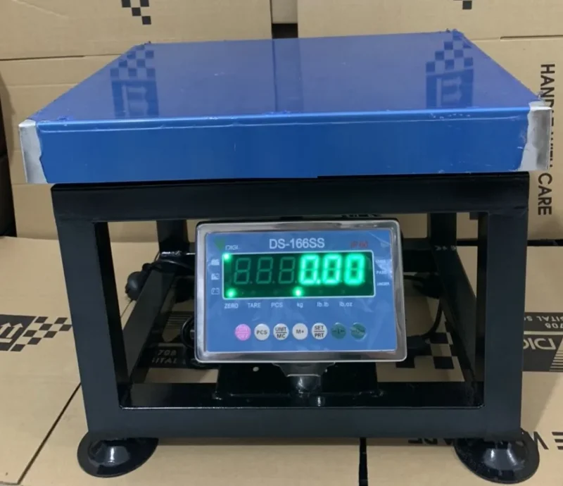 Cân điện tử màu xanh dương với màn hình hiển thị số rõ ràng.