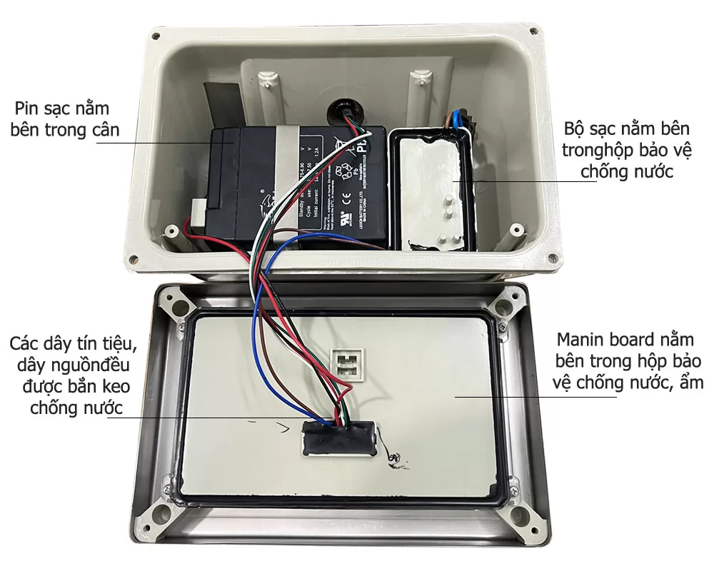Cận cảnh bên trong cân điện tử, lộ các bộ phận điện tử và kết nối.