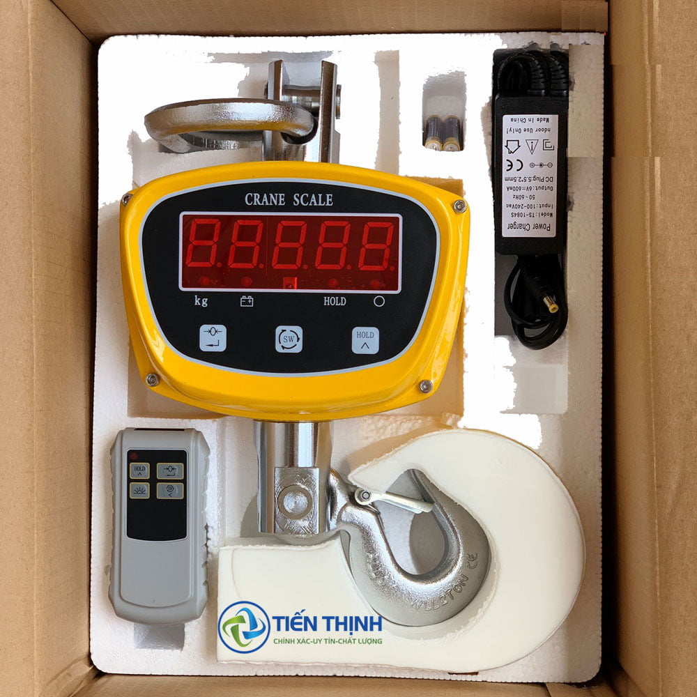 Cân treo cần cẩu điện tử màu vàng, hiển thị số đỏ, kèm phụ kiện.