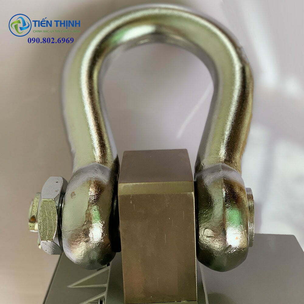 Móc chữ U kim loại sáng bóng, kết nối với bu-lông và tấm thép.