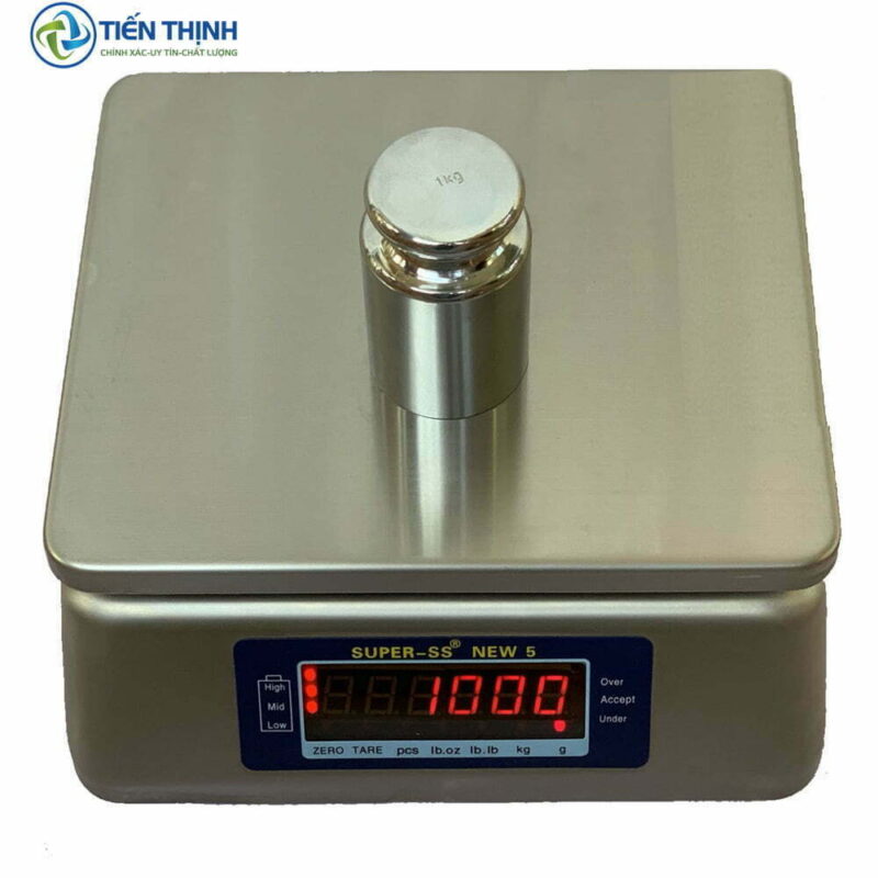 Cân điện tử inox sáng bóng, hiện thị số đỏ, dùng cân đo chính xác.